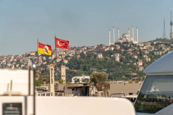 Istanbul Tyrkia Juni 2018 Galatasarayøya Bosporusstredet – stockfoto