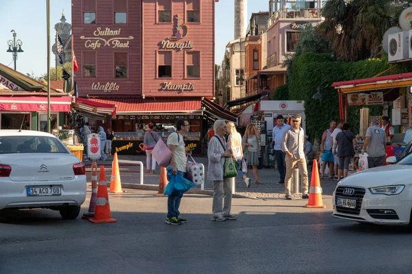 Istanbul, Türkiye, Haziran 2018: Günlük yaşamda Beşiktaş Ortaköy ilçe.