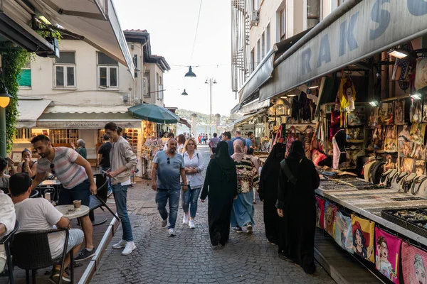 Istanbul, Türkiye - Temmuz 2018: Grup içinde ın Bazaarı alışveriş İslami kıyafetlerle kadın.