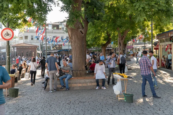 Istanbul, Türkiye, Haziran 2018: Ortaköy Meydanı, Istanbul 'un ilçesinde.