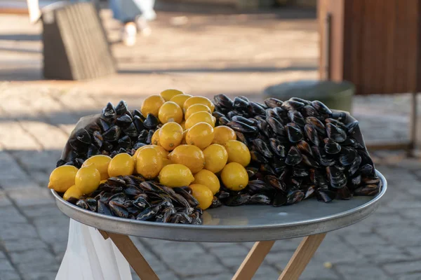 Durak üzerinde limon ile doldurulmuş midye.