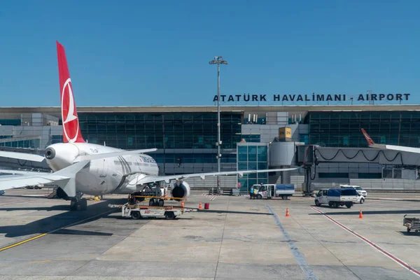 Istanbul, Türkiye - Temmuz 2018: Istanbul Atatürk Havalimanı Istanbul hizmet veren Uluslararası Havaalanı ve toplam yolcu sayısı tarafından Türkiye'de en büyük havaalanı olan.