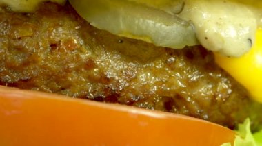 Patlıcan sosu, sığır eti, kaşar peyniri, marul, domates, turşu çizburger. Atış makroyu kapatın.