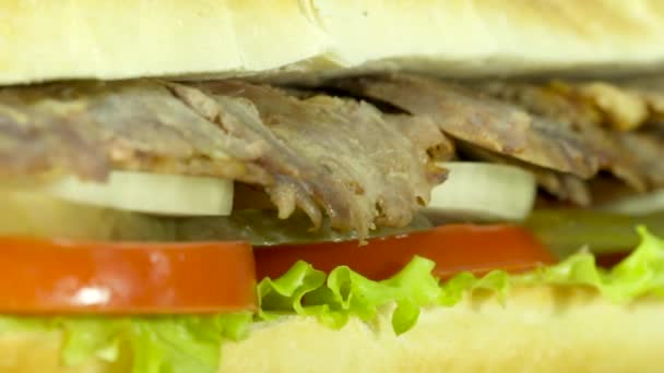 Türkisches Traditionelles Essen Rindfleisch Dönerspieß Sandwichbrot Mit Tomaten Salat Essiggurke — Stockvideo
