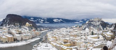 Salzburg Festung Hohensalzburg ve katedralleri kışın Salzburger arazi, Avusturya ile güzel panoramik manzaralı