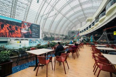 Chengdu, Çin - 24 Ocak 2017: Chengdu yeni yüzyıl küresel Merkezi iç. Burası dünyanın en büyük tek Binası