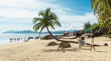 Sanya, Çin - 13 Eylül 2015: çekim sahilde turistler