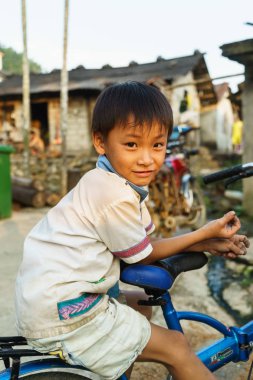 Wuzhishan, Hainan, Çin - 11 Eylül, 2015:Boy Bisiklet Yahu köyü ile