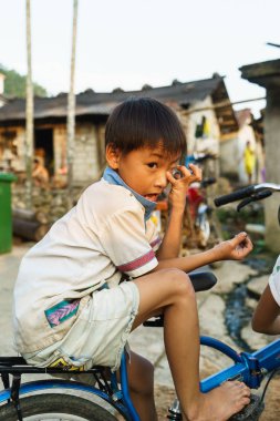 Wuzhishan, Hainan, Çin - 11 Eylül, 2015:Boy Bisiklet Yahu köyü ile