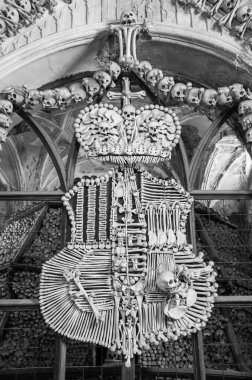 Kutna Hora, Çek Cumhuriyeti - 8 Şubat 2015: kemiklerde Sedlec aldığı (Kostnice v Sedlci) ile yapılan sanat eseri. Şapel en çok ziyaret edilen turistik biridir