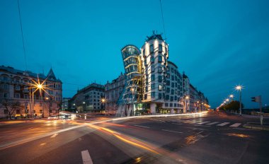 Prague, Çek Cumhuriyeti - 1 Mayıs 2017: dans evi (zencefil nad denilen Fred). Vlado Milunic ve Frank Gehry tarafından 1992-1996 yılında inşa