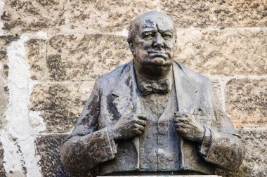 Prague, Çek Cumhuriyeti - 7 Şubat 2015: Winston Churchill anıt heykel Prag Kalesi alanında