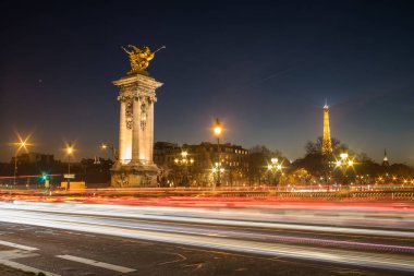 Paris, Fransa - 5 Aralık 2016: Alexander III Köprüsü alacakaranlıkta ışıklı Eyfel Kulesi'nden görünümünü. Bir güverte kemer köprü, şehrin en süslü, savurgan köprü olarak kabul oldu.