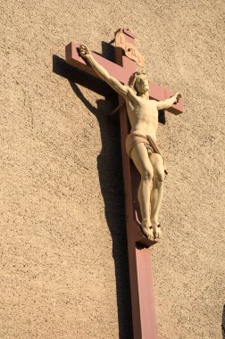 İsa heykeli çarmıhta Eguisheim, Alsace, Fransa 