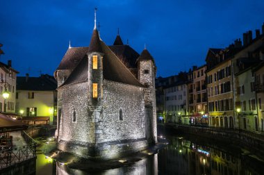 Annecy, Palais de l'Isle, alacakaranlıkta eski hapiste