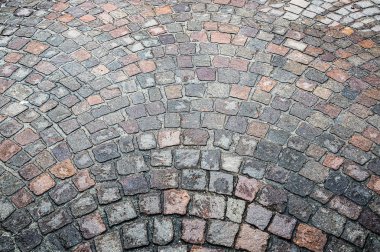 Renkli Arnavut kaldırımı taşı yağmur sonra sokak