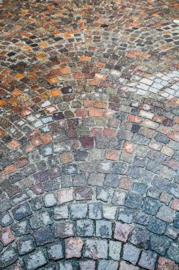 Renkli Arnavut kaldırımı taşı yağmur sonra sokak