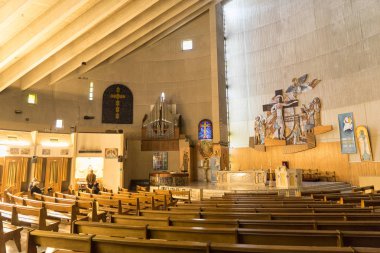 Antibes, Fransa - 14 Mayıs 2016: İç Modern stil Basilique du Sacré Coeur Kilisesi. 1969 ve 1972 arasında Maurice Haury tarafından inşa