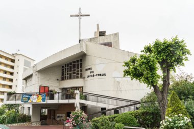 Antibes, Fransa - 14 Mayıs 2016: Modern tarz kilise, Sacre Coeur. 1969 ve 1972 arasında Maurice Haury tarafından inşa