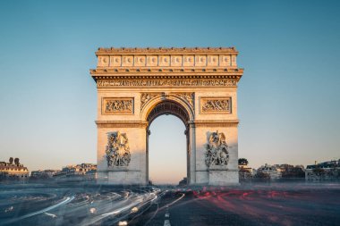 Arc de Triomphe de l'Etoile (yıldız Zafer Takı) gece. Paris'te Champs-Elyseees batı ucunda duran en ünlü anıtlarından biridir