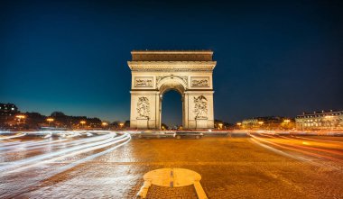 Arc de Triomphe de l'Etoile (yıldız Zafer Takı) gece. Paris'te Champs-Elyseees batı ucunda duran en ünlü anıtlarından biridir