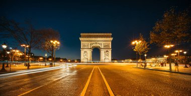 Arc de Triomphe de l'Etoile (yıldız Zafer Takı) gece. Paris'te Champs-Elyseees batı ucunda duran en ünlü anıtlarından biridir