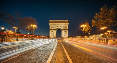 Arc de Triomphe de l'Etoile (yıldız Zafer Takı) gece. Paris'te Champs-Elyseees batı ucunda duran en ünlü anıtlarından biridir