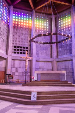 Bakara, Fransa - 11 Mayıs 2014: Heykel İsa'nın üzerinde renkli kristaller tarafından aydınlatılmış Saint Remy kilise fırsatımdı. Baccarat kristal işleri kendi kristal sanat için dünyaca ünlü