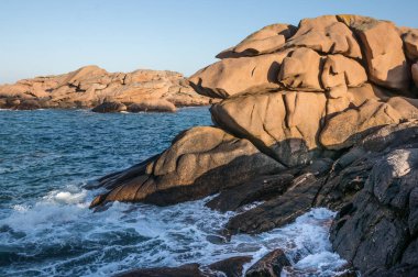 Pembe granit Coast'ta gündoğumu, Brittany, Fransa