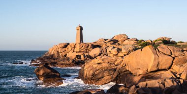 Panoramik deniz feneri ve ikonik kayalar Brittany Fransa kuzeybatı kısmında pembe granit kıyısında şeklinde
