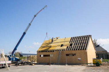 Brittany, Fransa - 11 Nisan 2014: Ekolojik ahşap bir evde İnşaat