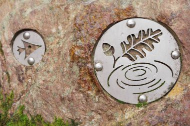 Brittany, Fransa - 15 Ekim 2016: Yön işareti Broceliande ormanı içinde kaya