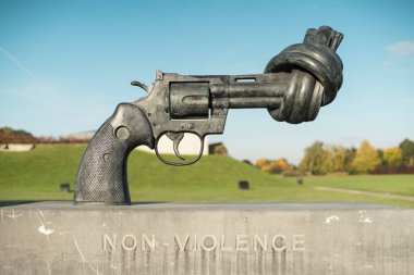 Caen, Fransa - 22 Ekim 2016: Silah Caen anıt dışında bir düğüm bağladılar. İkinci Dünya Savaşı ve savaş Caen anısına anıt de Caen Normandy, bir müze ve Savaş Anıtı olduğunu