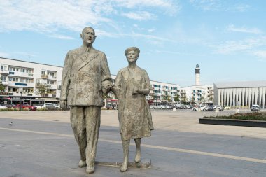 Calais, Fransa - 26 Ekim 2016: Eski Fransa Cumhurbaşkanı Charles de Gaulle ve eşi Yvonne Vendroux Armes Meydanı'nda heykeli