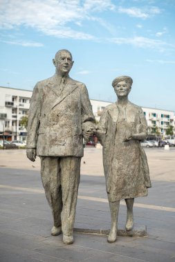 Calais, Fransa - 26 Ekim 2016: Eski Fransa Cumhurbaşkanı Charles de Gaulle ve eşi Yvonne Vendroux Armes Meydanı'nda heykeli