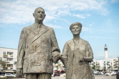 Calais, Fransa - 26 Ekim 2016: Eski Fransa Cumhurbaşkanı Charles de Gaulle ve eşi Yvonne Vendroux Armes Meydanı'nda heykeli