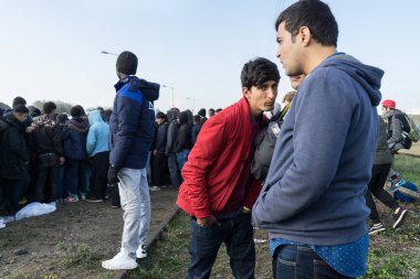 Calais, Fransa - 24 Ekim 2016: Fransa'nın Kuzey yasadışı mülteci kampında tahliye sırasında Calais ormanda işlem merkezi önünde bekleyen mülteciler