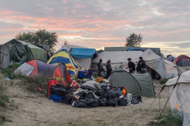 Calais, Fransa - Ekim 24, Calais orman Kuzey Fransa'nın yasadışı mülteci kampında tahliye sırasında çadırda 2016:Refugees