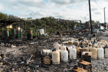 Calais, Fransa - 27 Ekim 2016: Calais orman büyük bir kısmı Kuzey Fransa'nın yasadışı mülteci kampında tahliye sırasında yanıp kül