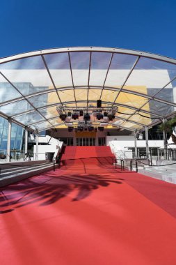 Cannes, Fransa - 14 Mayıs 2016: kırmızı halı Film Festival Sarayı'nın girişine. Cannes Cannes Film Festivali 1949 barındıran