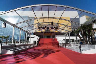 Cannes, Fransa - 14 Mayıs 2016: kırmızı halı Film Festival Sarayı'nın girişine. Cannes Cannes Film Festivali 1949 barındıran