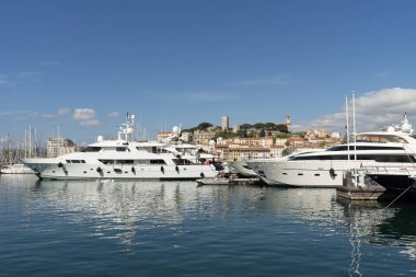 Cannes, Fransa - 14 Mayıs 2016: Le Suquet görünümü (ya da Mont Chevalier) - en eski bölgesi bay, bağlantı noktası Le Vieux yukarıda batısında bir tepenin üzerinde bulunan Cannes, 
