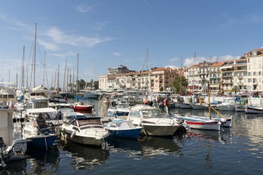 Cannes, Fransa - 14 Mayıs 2016: Le Suquet görünümü (ya da Mont Chevalier) - en eski bölgesi bay, bağlantı noktası Le Vieux yukarıda batısında bir tepenin üzerinde bulunan Cannes, 