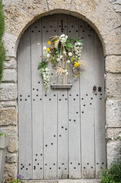 Beautiful Vintage Door Flowers — Stock Photo, Image