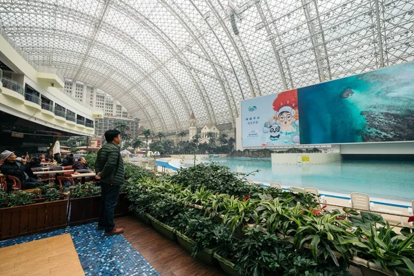 Chengdu, Çin - 24 Ocak 2017: Chengdu yeni yüzyıl küresel Merkezi iç. Burası dünyanın en büyük tek Binası