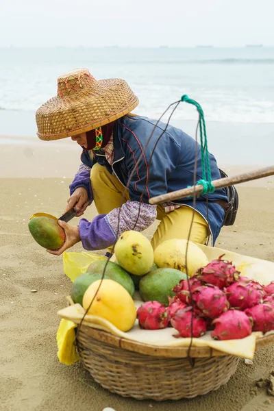 Σανγιά Κίνα Σεπτεμβρίου 2015 Τοπική Γυναίκα Παραδοσιακό Καπέλο Κόψτε Ένα — Φωτογραφία Αρχείου