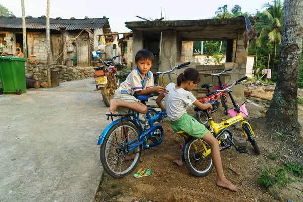 Wuzhishan, Hainan, Çin - 11 Eylül, 2015:Boy ve bisiklet Yahu köyde kızla