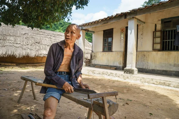 Байча Хайнан Китай Сентября 2015 Человек Выполняющий Плотничьи Работы Деревне — стоковое фото