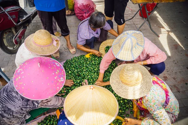 中国海南亚城 9月8日 女性在展台上选择槟榔 在中国的这个南部岛屿上 咀嚼槟榔的习惯很普遍 — 图库照片