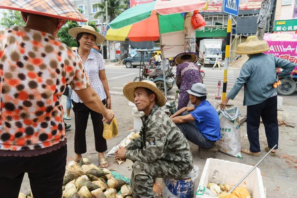 Yacheng Hainan Kina September 2015 Man Säljer Bambuskott Marknaden — Stockfoto